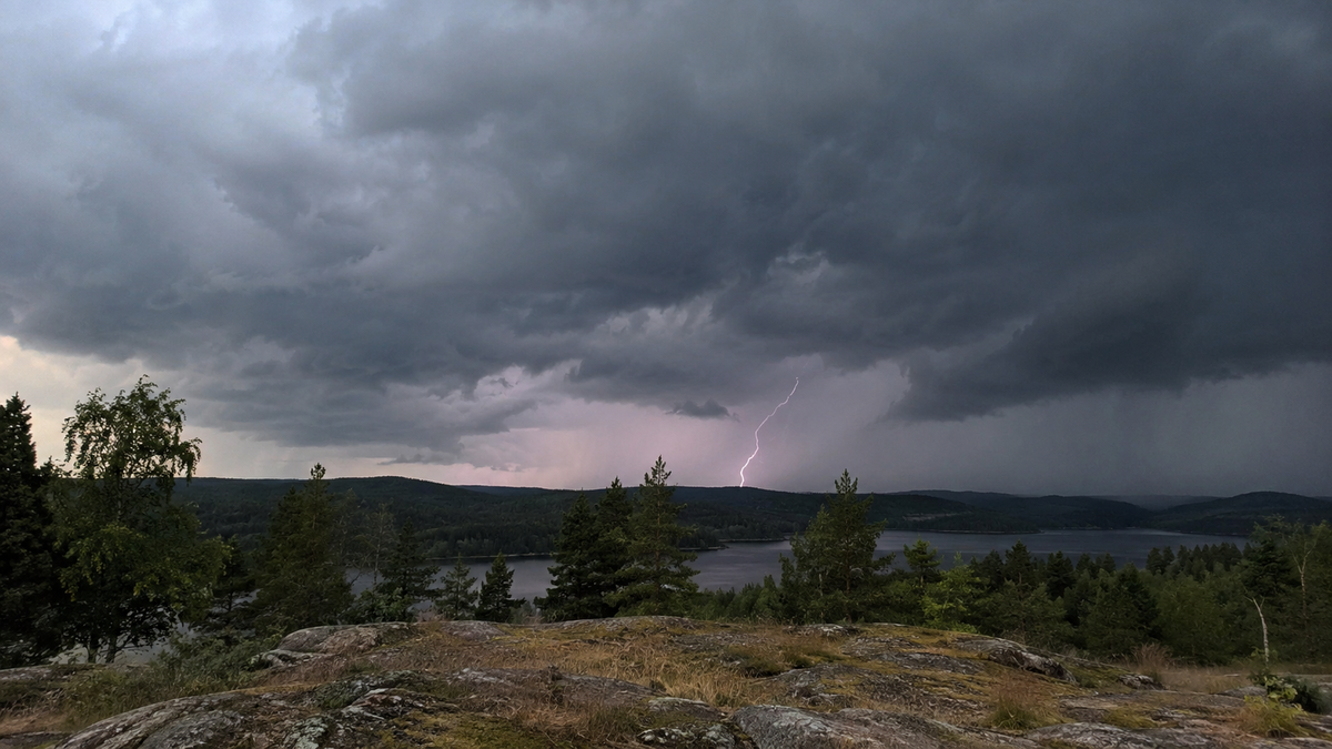 Mörka åskmoln över ett landskap inför åskväder